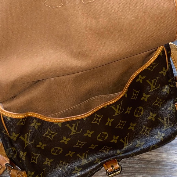 LouisVuitton SaumurCrossbody authenticated by EBTH - Picture 5 of 14
